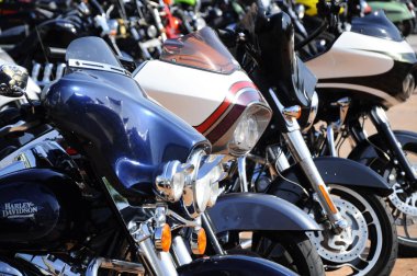 Kuala Lumpur, Malezya -16 Aralık 2017: Harley Davidson'ın çeşitli modeli, sahipleri Kuala Lumpur, Malezya'da toplanırken açık alana park etmek. 