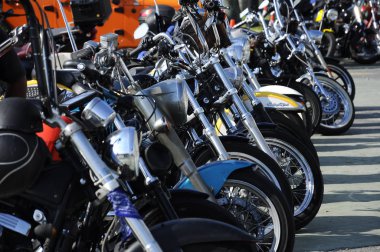 Kuala Lumpur, Malezya -16 Aralık 2017: Harley Davidson'ın çeşitli modeli, sahipleri Kuala Lumpur, Malezya'da toplanırken açık alana park etmek. 