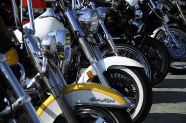 Kuala Lumpur, Malezya -16 Aralık 2017: Harley Davidson'ın çeşitli modeli, sahipleri Kuala Lumpur, Malezya'da toplanırken açık alana park etmek. 