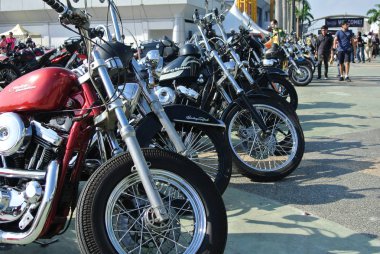 Kuala Lumpur, Malezya -16 Aralık 2017: Harley Davidson'ın çeşitli modeli, sahipleri Kuala Lumpur, Malezya'da toplanırken açık alana park etmek. 