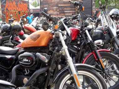 Kuala Lumpur, Malezya -16 Aralık 2017: Harley Davidson'ın çeşitli modeli, sahipleri Kuala Lumpur, Malezya'da toplanırken açık alana park etmek. 