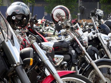 Kuala Lumpur, Malezya -16 Aralık 2017: Harley Davidson'ın çeşitli modeli, sahipleri Kuala Lumpur, Malezya'da toplanırken açık alana park etmek. 