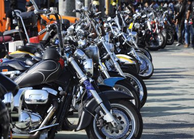 Kuala Lumpur, Malezya -16 Aralık 2017: Harley Davidson'ın çeşitli modeli, sahipleri Kuala Lumpur, Malezya'da toplanırken açık alana park etmek. 