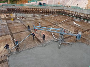 Kuala Lumpur, Malezya -26 Temmuz 2017: Şantiyede inşaat işçileri tarafından konkret çalışmaları. Isıl beton kereste formu iş içine dökülür.  