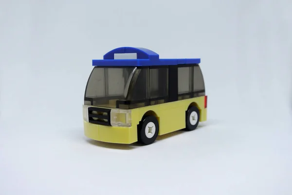 Selecionado Focado Pequeno Ônibus Brinquedo Feito Tijolo Plástico Isolado Fundo — Fotografia de Stock