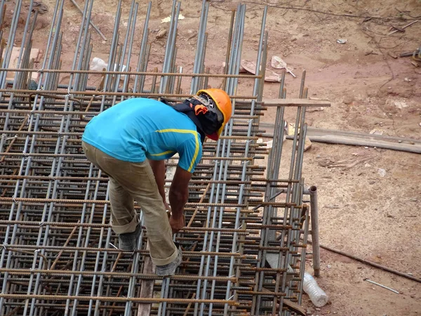 Kuala Lumpur Malaysia Agosto 2017 Lavoratori Edili Che Fabbricano Barre — Foto Stock