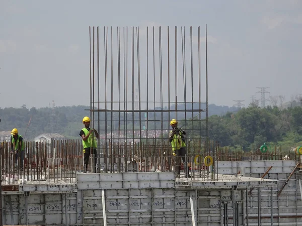Kuala Lumpur Malaysia Agosto 2017 Trabalhadores Construção Civil Que Fabricam — Fotografia de Stock