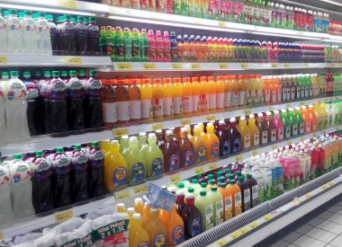 Kuala Lumpur, Malezya -29 Nisan 2017: Süpermarketlerde soğutulmuş rafta paketlenmiş ve şişe meyve suyu içeceği ekranı. 