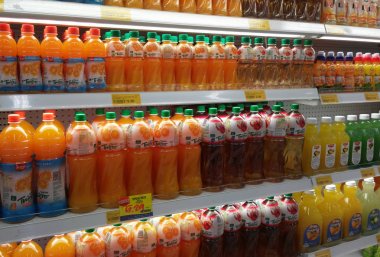 Kuala Lumpur, Malezya -29 Nisan 2017: Süpermarketlerde soğutulmuş rafta paketlenmiş ve şişe meyve suyu içeceği ekranı. 