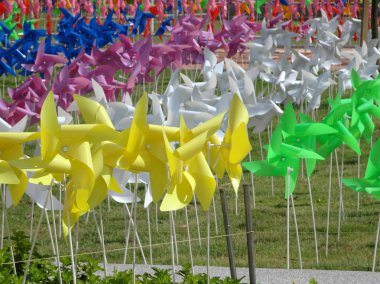 Kuala Lumpur, Malezya -03 Şubat 2018: Dekoratif ve renkli fırıldak döner döner yel değirmenleri bir grup halinde bir araya getirdi. 