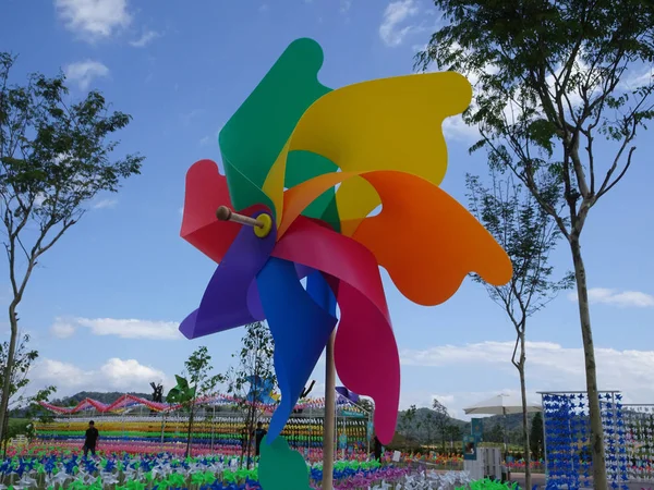 クアラルンプール マレーシア 2018 装飾的でカラフルなピンホイールスピナー風車をグループにまとめる — ストック写真