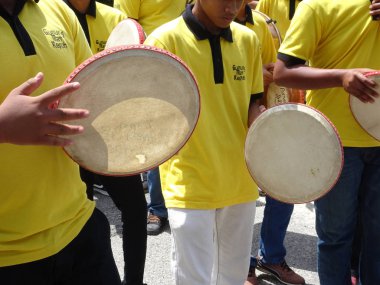 Kuala Lumpur, Malezya -27 Ocak 2018: Çocuk Malay düğün töreninde Kompang'ı oynuyor. Kompang genellikle geleneksel Malay düğün sırasında oynanan bir Malay geleneksel davul olduğunu