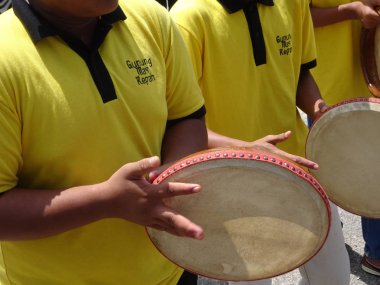 Kuala Lumpur, Malezya -27 Ocak 2018: Çocuk Malay düğün töreninde Kompang'ı oynuyor. Kompang genellikle geleneksel Malay düğün sırasında oynanan bir Malay geleneksel davul olduğunu