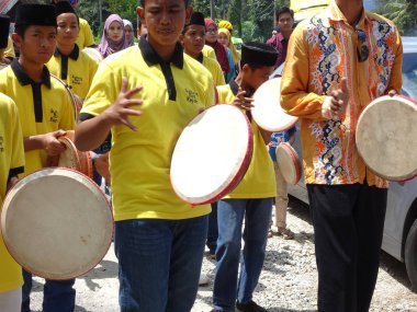 Kuala Lumpur, Malezya -27 Ocak 2018: Çocuk Malay düğün töreninde Kompang'ı oynuyor. Kompang genellikle geleneksel Malay düğün sırasında oynanan bir Malay geleneksel davul olduğunu