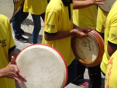 Kuala Lumpur, Malezya -27 Ocak 2018: Çocuk Malay düğün töreninde Kompang'ı oynuyor. Kompang genellikle geleneksel Malay düğün sırasında oynanan bir Malay geleneksel davul olduğunu