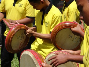 Kuala Lumpur, Malezya -27 Ocak 2018: Çocuk Malay düğün töreninde Kompang'ı oynuyor. Kompang genellikle geleneksel Malay düğün sırasında oynanan bir Malay geleneksel davul olduğunu