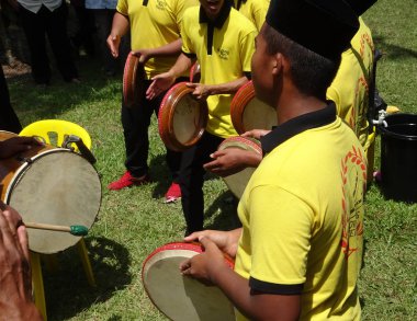 Kuala Lumpur, Malezya -27 Ocak 2018: Çocuk Malay düğün töreninde Kompang'ı oynuyor. Kompang genellikle geleneksel Malay düğün sırasında oynanan bir Malay geleneksel davul olduğunu