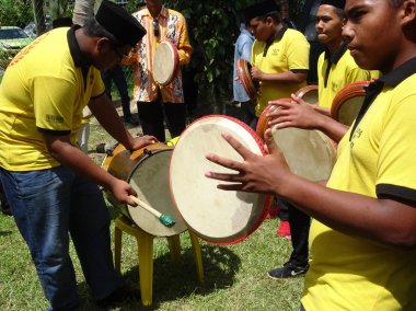 Kuala Lumpur, Malezya -27 Ocak 2018: Çocuk Malay düğün töreninde Kompang'ı oynuyor. Kompang genellikle geleneksel Malay düğün sırasında oynanan bir Malay geleneksel davul olduğunu