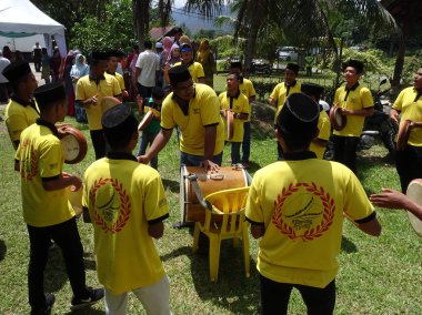 Kuala Lumpur, Malezya -27 Ocak 2018: Çocuk Malay düğün töreninde Kompang'ı oynuyor. Kompang genellikle geleneksel Malay düğün sırasında oynanan bir Malay geleneksel davul olduğunu