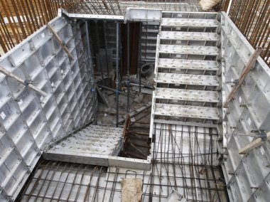 Kuala Lumpur, Malezya -25 Temmuz 2017: Şantiyede geçici kalıp olarak kullanılan prekast alüminyum kalıp. Bu tür kalıplar yüksek dayanıklılıktadır ve tekrar tekrar kullanılabilir.