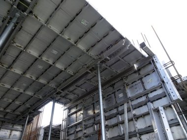 Kuala Lumpur, Malezya -25 Temmuz 2017: Şantiyede geçici kalıp olarak kullanılan prekast alüminyum kalıp. Bu tür kalıplar yüksek dayanıklılıktadır ve tekrar tekrar kullanılabilir.