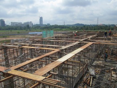 Kuala Lumpur, Malezya-28 Temmuz 2017: inşaat işçileri inşaat yerinde ahşap kalıp imal. Kontrplak ve kereste yapılmış kalıp. 