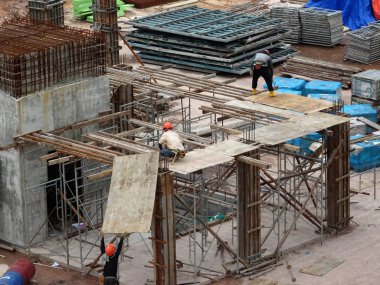 Kuala Lumpur, Malezya-28 Temmuz 2017: inşaat işçileri inşaat yerinde ahşap kalıp imal. Kontrplak ve kereste yapılmış kalıp. 