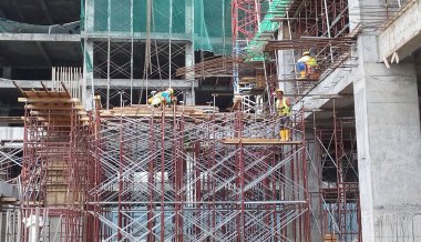 Kuala Lumpur, Malezya-28 Temmuz 2017: inşaat işçileri inşaat yerinde ahşap kalıp imal. Kontrplak ve kereste yapılmış kalıp. 