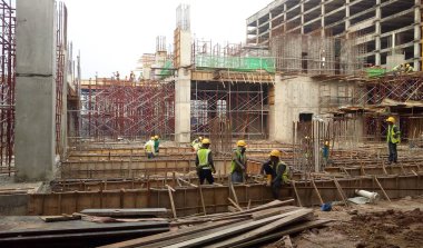 Kuala Lumpur, Malezya-28 Temmuz 2017: inşaat işçileri inşaat yerinde ahşap kalıp imal. Kontrplak ve kereste yapılmış kalıp. 