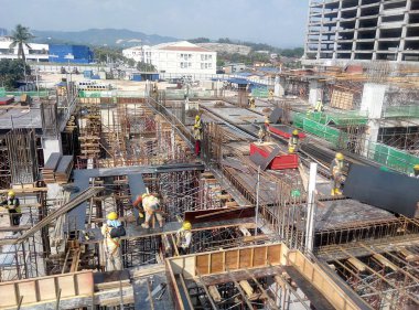 Kuala Lumpur, Malezya-28 Temmuz 2017: inşaat işçileri inşaat yerinde ahşap kalıp imal. Kontrplak ve kereste yapılmış kalıp. 