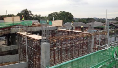 Kuala Lumpur, Malezya-28 Temmuz 2017: inşaat işçileri inşaat yerinde ahşap kalıp imal. Kontrplak ve kereste yapılmış kalıp. 