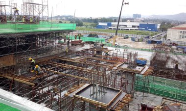 Kuala Lumpur, Malezya-28 Temmuz 2017: inşaat işçileri inşaat yerinde ahşap kalıp imal. Kontrplak ve kereste yapılmış kalıp. 