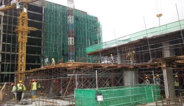 Kuala Lumpur, Malezya-28 Temmuz 2017: inşaat işçileri inşaat yerinde ahşap kalıp imal. Kontrplak ve kereste yapılmış kalıp. 