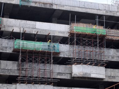 Kuala Lumpur, Malezya-28 Temmuz 2017: inşaat işçileri inşaat yerinde ahşap kalıp imal. Kontrplak ve kereste yapılmış kalıp. 