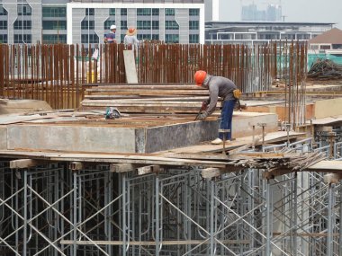 Kuala Lumpur, Malezya-28 Temmuz 2017: inşaat işçileri inşaat yerinde ahşap kalıp imal. Kontrplak ve kereste yapılmış kalıp. 