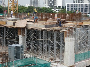 Kuala Lumpur, Malezya-28 Temmuz 2017: inşaat işçileri inşaat yerinde ahşap kalıp imal. Kontrplak ve kereste yapılmış kalıp. 