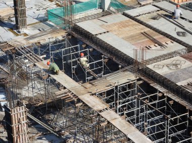 Kuala Lumpur, Malezya-28 Temmuz 2017: inşaat işçileri inşaat yerinde ahşap kalıp imal. Kontrplak ve kereste yapılmış kalıp. 