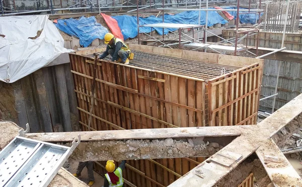 Kuala Lumpur Malaysia July 2017 Construction Workers Fabricated Timber Formwork — Stock Photo, Image