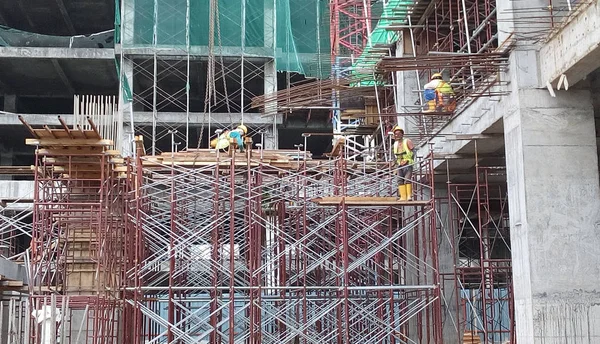 Kuala Lumpur, Malezya-28 Temmuz 2017: inşaat işçileri inşaat yerinde ahşap kalıp imal. Kontrplak ve kereste yapılmış kalıp. 