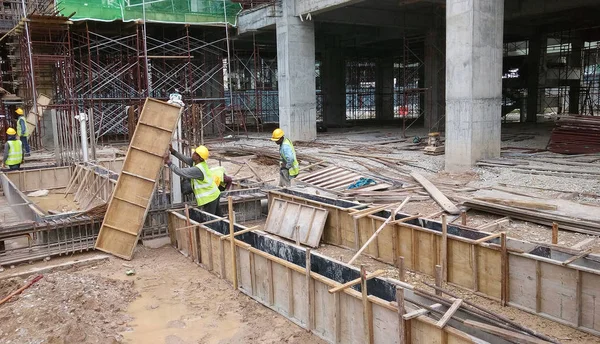 Kuala Lumpur, Malezya-28 Temmuz 2017: inşaat işçileri inşaat yerinde ahşap kalıp imal. Kontrplak ve kereste yapılmış kalıp. 