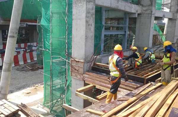 Kuala Lumpur Malajzia Július 2017 Építőipari Munkások Koholt Zsaluk Építkezésen — Stock Fotó