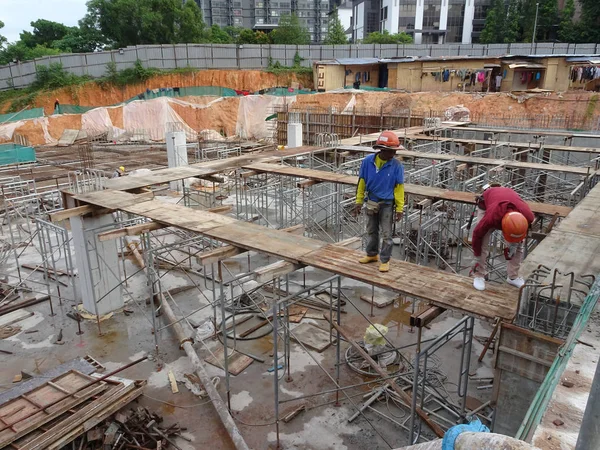 Kuala Lumpur Malajzia Július 2017 Építőipari Munkások Koholt Zsaluk Építkezésen — Stock Fotó