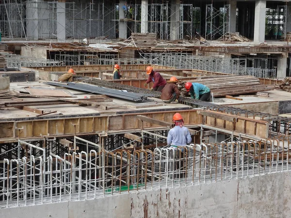 马来西亚吉隆坡 2017年7月28日 建筑工人在施工现场制造木材成形工 由胶合板和木材制成的成形 — 图库照片