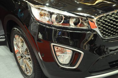 Kuala Lumpur, Malezya-11 Kasım 2017: araba far. Özellikle geceleri sürücü için yeterli vizyon vermek için tasarlanmıştır.    