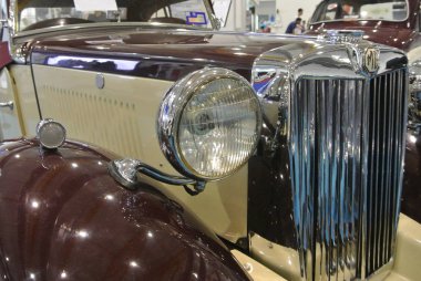 Kuala Lumpur, Malezya-11 Kasım 2017: araba far. Özellikle geceleri sürücü için yeterli vizyon vermek için tasarlanmıştır.    