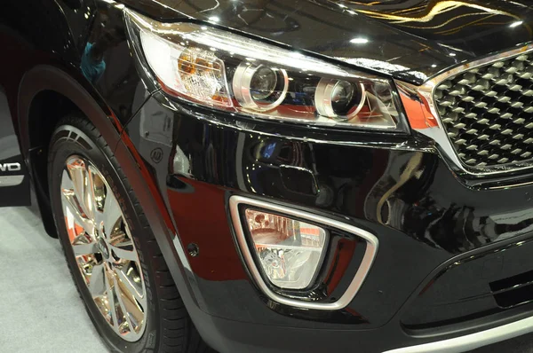 Kuala Lumpur, Malezya-11 Kasım 2017: araba far. Özellikle geceleri sürücü için yeterli vizyon vermek için tasarlanmıştır.    