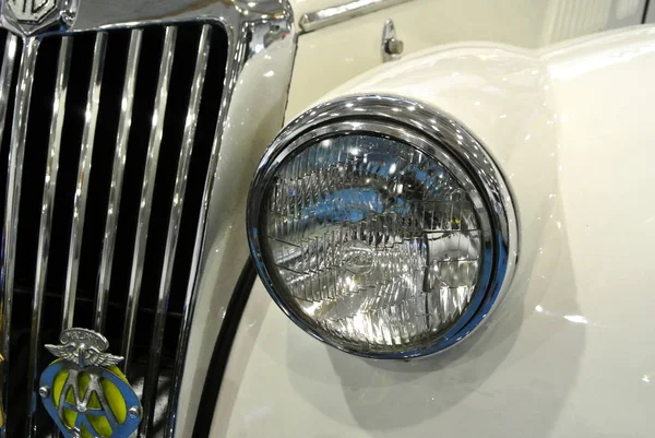 Kuala Lumpur, Malezya-11 Kasım 2017: araba far. Özellikle geceleri sürücü için yeterli vizyon vermek için tasarlanmıştır.    