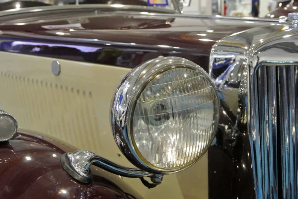 Kuala Lumpur, Malezya-11 Kasım 2017: araba far. Özellikle geceleri sürücü için yeterli vizyon vermek için tasarlanmıştır.    