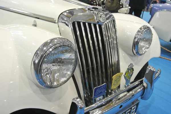 Kuala Lumpur, Malezya-11 Kasım 2017: araba far. Özellikle geceleri sürücü için yeterli vizyon vermek için tasarlanmıştır.    