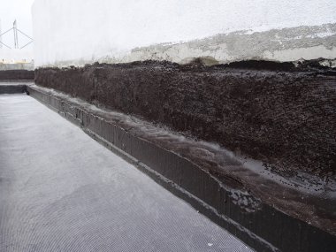 Kuala Lumpur, Malezya -25 Temmuz 2018: Beton levhaüzerine inşaat işçileri tarafından uygulanan su yalıtım membranı. Suyun beton levhanın altına girmesini önlemek için su yalıtım tabakası. 